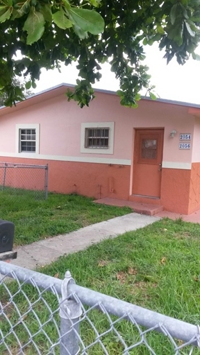 2054-2055 Washington Ave in Opa Locka, FL - Foto de edificio