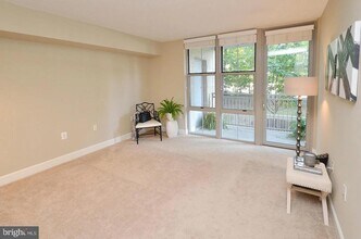 11800 Sunset Hills Rd in Reston, VA - Building Photo - Building Photo