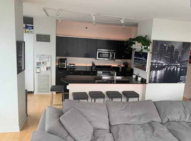8 E Randolph St, Unit 2408 in Chicago, IL - Building Photo - Building Photo