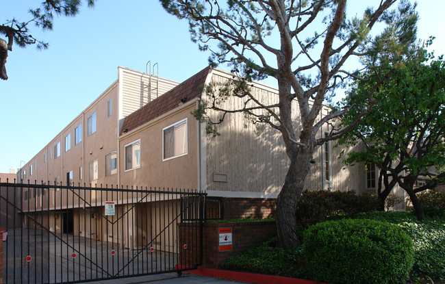 13010 Maxella Ave in Los Angeles, CA - Building Photo - Building Photo