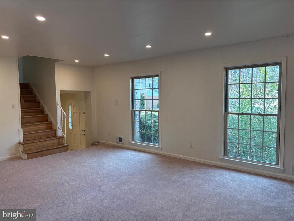 1249 Derbyshire Rd in Rockville, MD - Building Photo