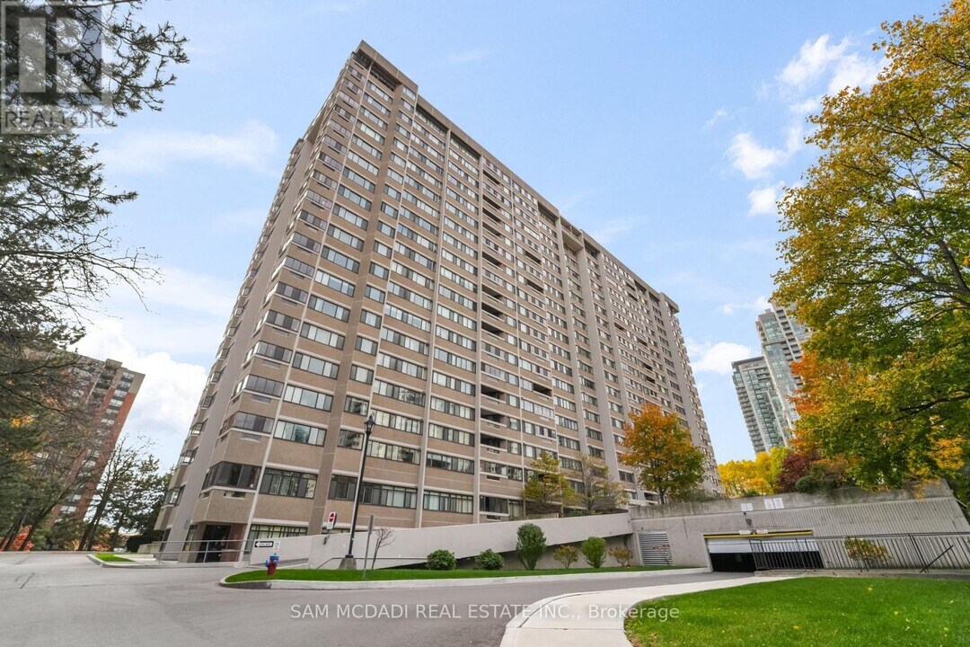50 Elm Dr E in Mississauga, ON - Building Photo