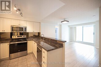 7 Lorraine Dr in Toronto, ON - Building Photo - Building Photo