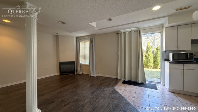 2409 Bankside Dr in Mississauga, ON - Building Photo - Building Photo