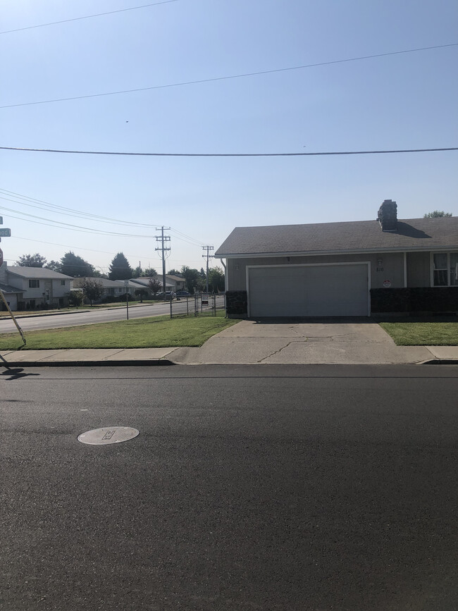 516 E Wedgewood Ave in Spokane, WA - Foto de edificio - Building Photo