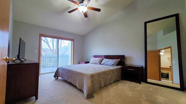 1480 Violet Ln in Eagan, MN - Foto de edificio - Building Photo