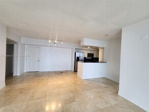 1625 Kennedy Cswy in North Bay Village, FL - Building Photo - Building Photo