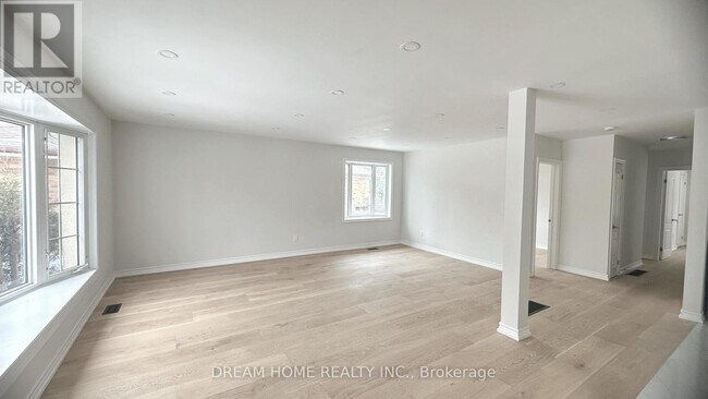 6 Clementine Square in Toronto, ON - Building Photo - Building Photo