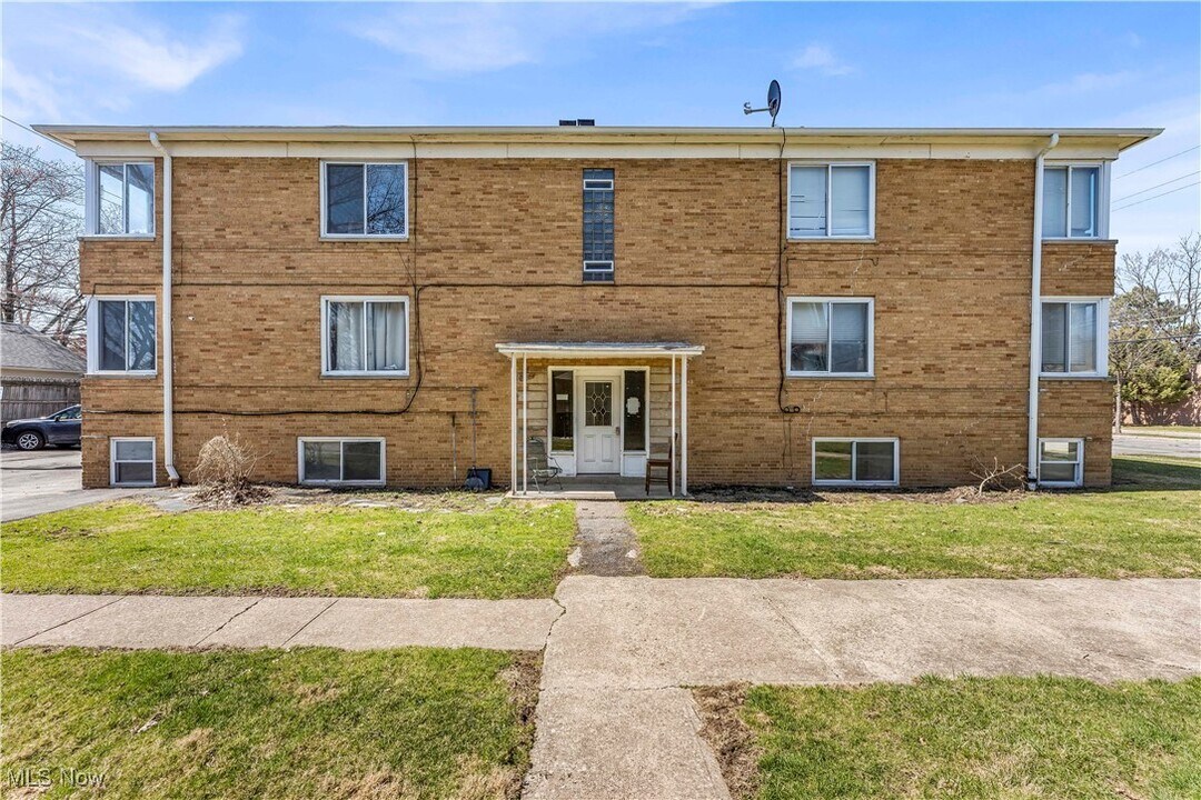 18963 Hilliard Blvd in Rocky River, OH - Building Photo