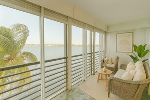 1175 NE Miami Gardens Dr in Miami, FL - Building Photo