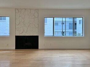 11639 Chenault St, Unit 403 in Los Angeles, CA - Foto de edificio - Building Photo