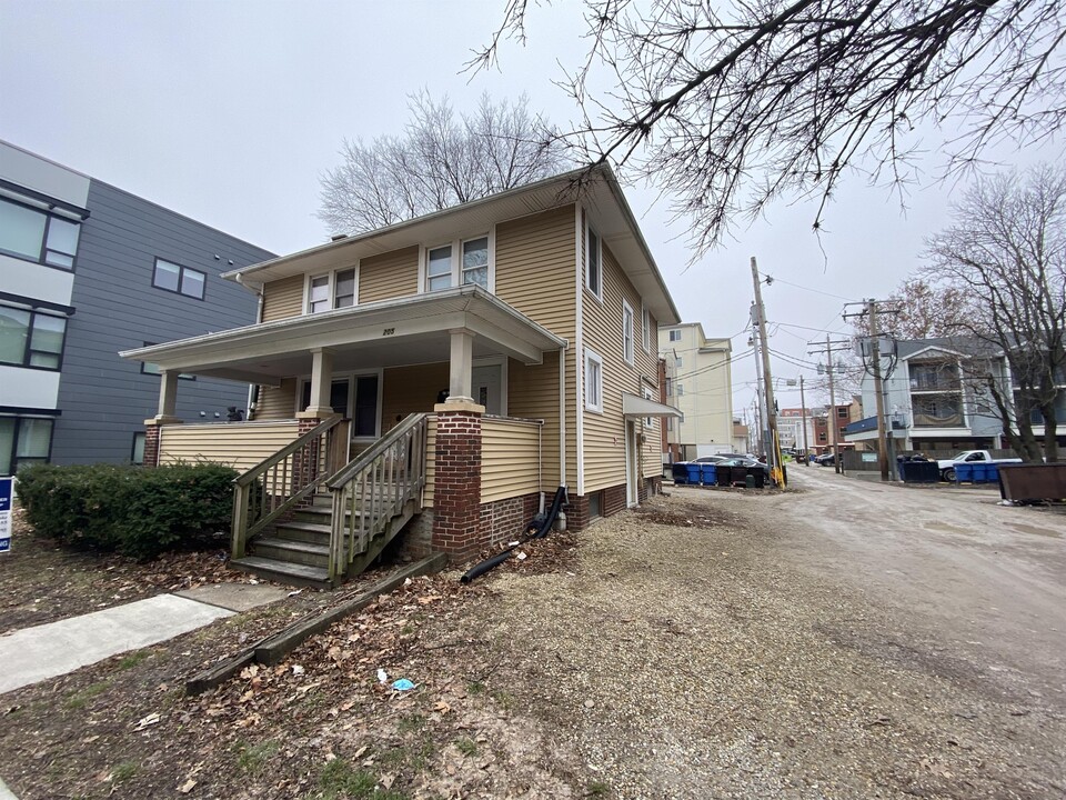 205 S Wright St in Champaign, IL - Foto de edificio