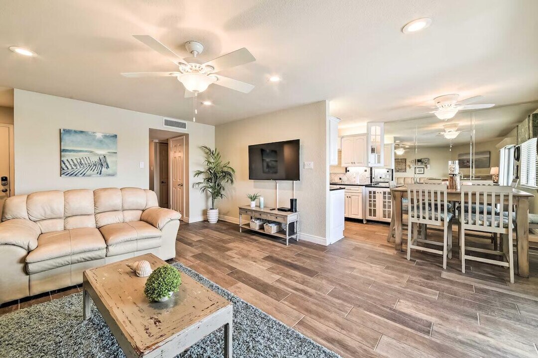 15425 Fortuna Bay Dr in Corpus Christi, TX - Building Photo