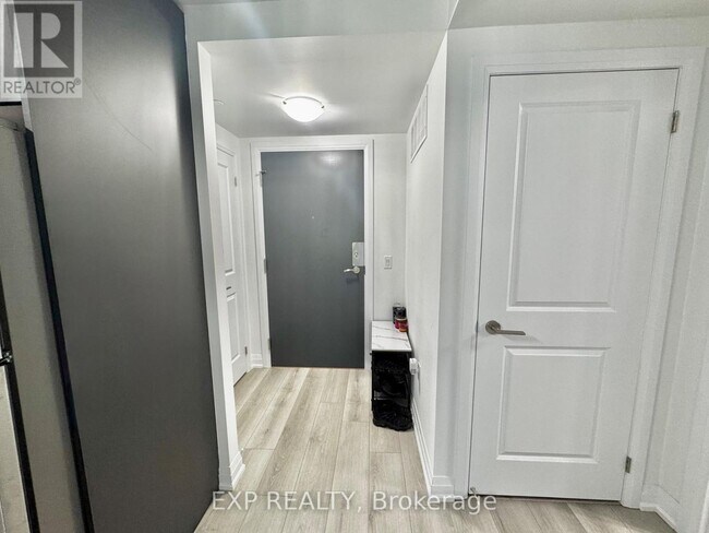 85-285 Attmar Dr in Brampton, ON - Building Photo - Building Photo