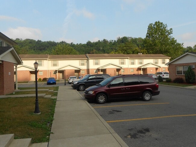 206 Pebble Dr in Moundsville, WV - Building Photo - Building Photo