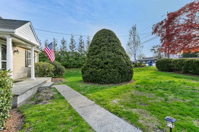13 Riverside Ln in Greenwich, CT - Building Photo - Building Photo