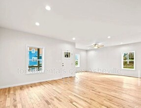 7 Berry Crst Ln in Arden, NC - Building Photo - Building Photo