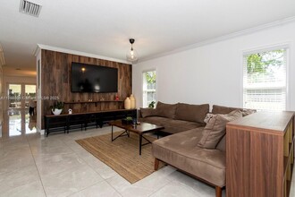 1081 NE 132nd St in North Miami, FL - Building Photo - Building Photo