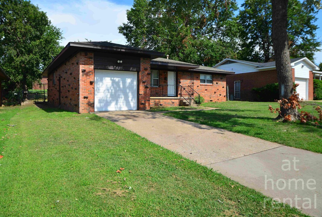 2165 S 74th E Ave in Tulsa, OK - Foto de edificio