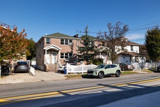 20613 48th Ave in Oakland Gardens, NY - Foto de edificio - Building Photo