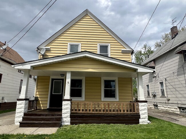 3002 Roanoke Ave in Cleveland, OH - Building Photo - Building Photo