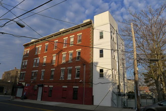 201 Elm St in Yonkers, NY - Building Photo - Building Photo