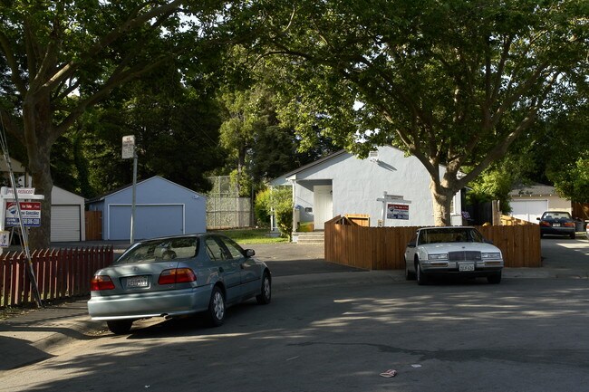 42-44 Arrowhead Ln in Redwood City, CA - Foto de edificio - Building Photo