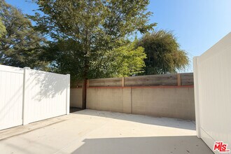 5244 Whitsett Ave in Los Angeles, CA - Building Photo - Building Photo