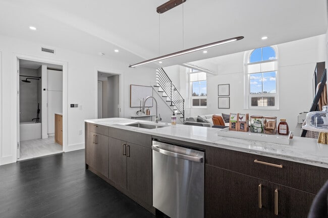 The Roe at Manayunk Apartments and Townhomes