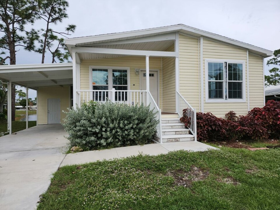 19152 Grenelefe Ct in North Fort Myers, FL - Building Photo