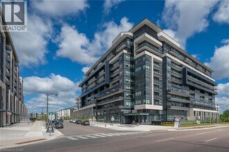 395 Dundas St W in Oakville, ON - Building Photo - Building Photo