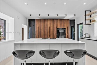 725 W 49th St in Miami Beach, FL - Building Photo - Building Photo