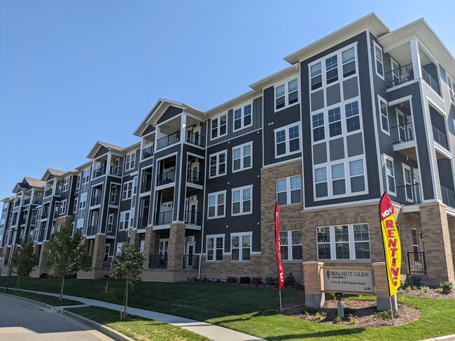 Walnut Glen Senior Apartments in Wauwatosa, WI - Building Photo - Building Photo