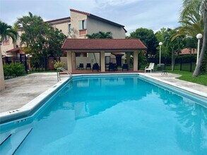 9961 NW 9th St Cir in Miami, FL - Building Photo - Building Photo