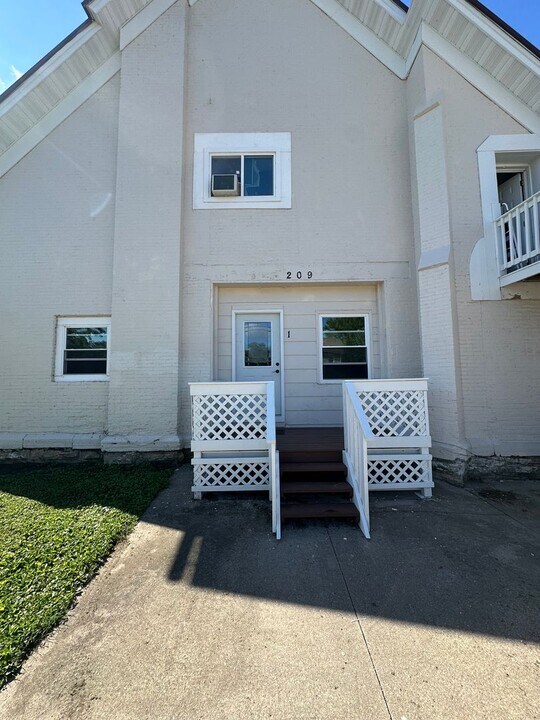 209 W Main St in Lisbon, IA - Building Photo