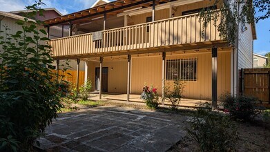6144 SE Sherman St in Portland, OR - Foto de edificio - Building Photo
