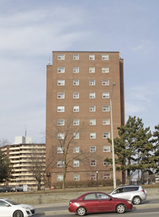 3533 Derry Rd E in Mississauga, ON - Building Photo