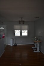 85 Cedar Dr, Unit BayShore in Bay Shore, NY - Foto de edificio - Building Photo