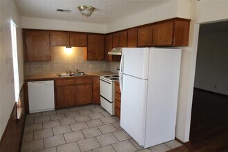 233 Chalmette Dr in Norman, OK - Building Photo - Building Photo
