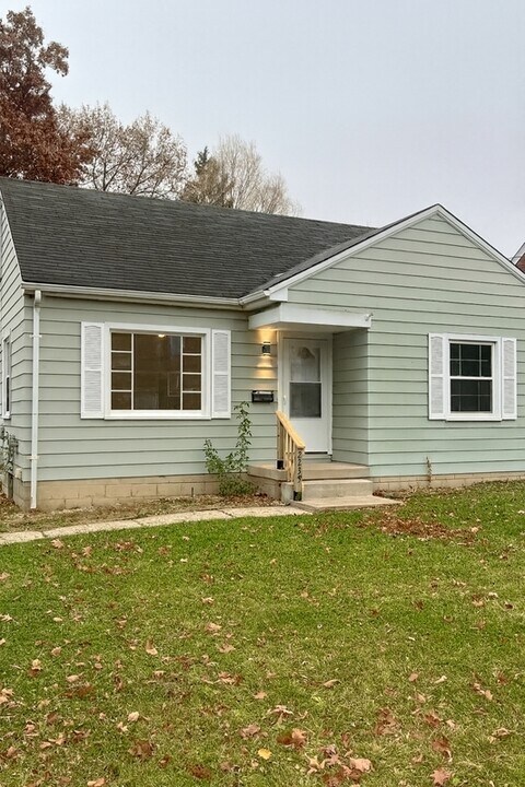 2235 Ridgelawn Ave in Youngstown, OH - Building Photo