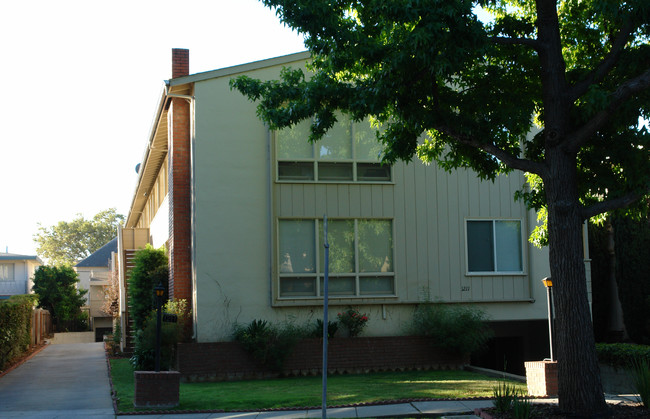 1211 Bellevue Ave in Burlingame, CA - Foto de edificio - Building Photo