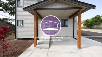 476 SE Barrington Dr in Oak Harbor, WA - Building Photo