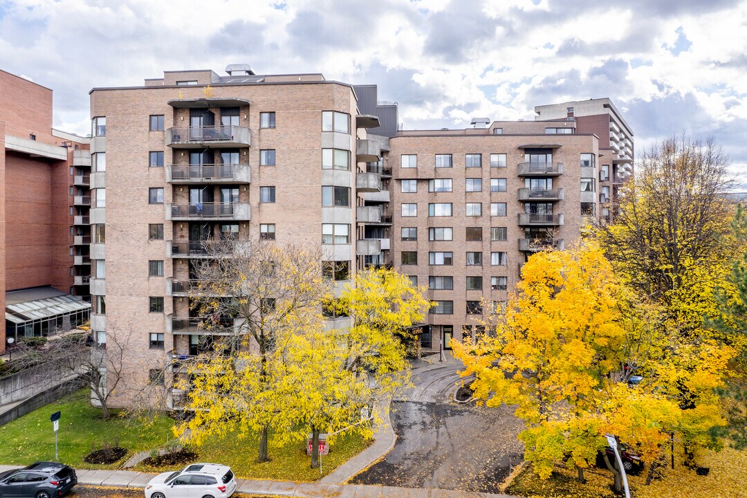 5700 Rembrandt Ave in Côte-St-Luc, QC - Building Photo