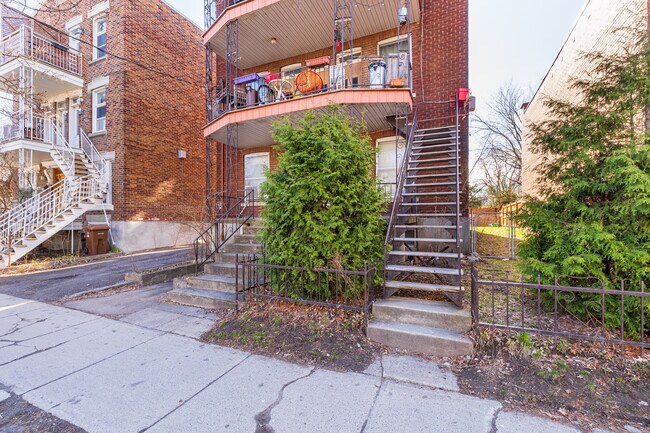 2388-2396 Saint-Zotique St E in Montréal, QC - Building Photo - Building Photo