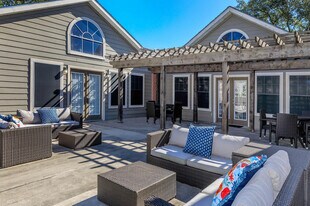 The Oaks of League City in League City, TX - Building Photo