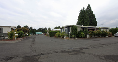 Suburban Mobile Estates in Gresham, OR - Foto de edificio - Building Photo