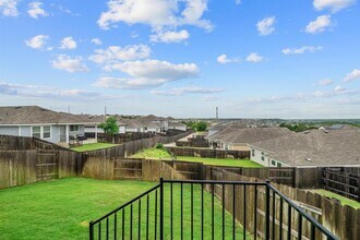 11324 Lago de Garda Dr in Austin, TX - Foto de edificio - Building Photo