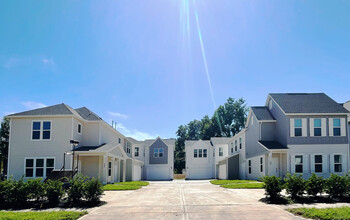 Lakewood Manor in Lake Jackson, TX - Building Photo - Building Photo