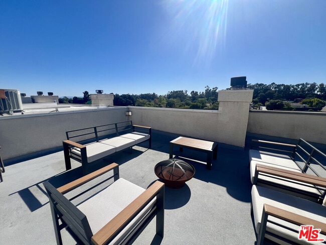 390 S Sepulveda Blvd in Los Angeles, CA - Foto de edificio - Building Photo