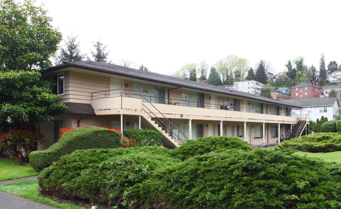 Village Green Apartments in Seattle, WA - Building Photo